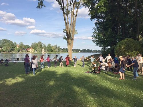 Kreistanz auf der Wiese